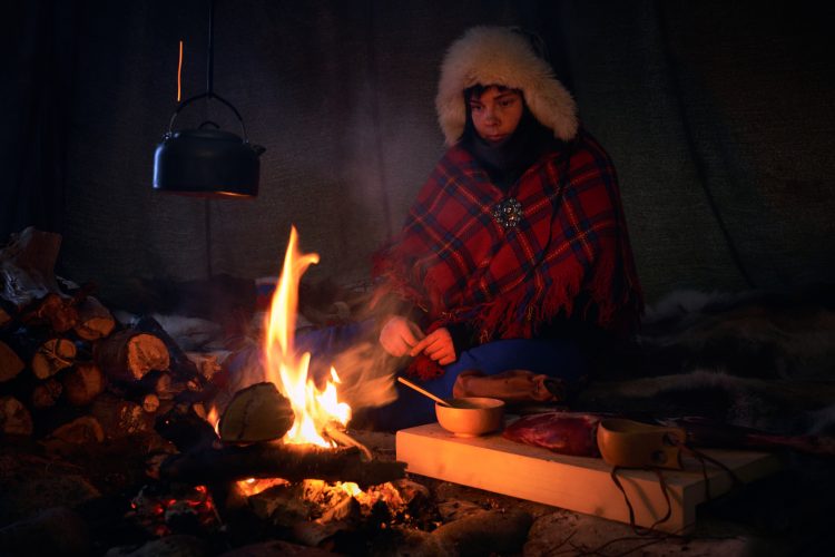 Ragne Smuk takes you to another time and place to tell you all about the sami culture and mythical people and places as you gather around the fire in Varangerbotn. Photo: Emileholba.co.uk.