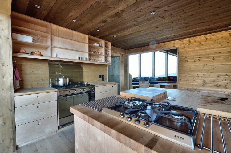The big and spacious kitchen in a wooden-style at the cabin, Rabothytta.